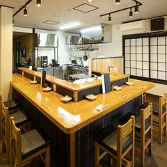 一人でのんびりとお酒や和食をたしなむカウンター