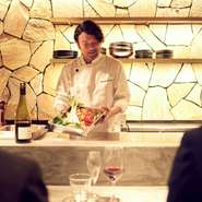 カジュアル使いができるバーカウンターや食事もしっかり楽しめるテーブル席、個室もございます。おまかせフルコースのみのシェフズルームもぜひ。全面窓ガラスから片町の交差点を見下ろす形で開放的を得られます。

