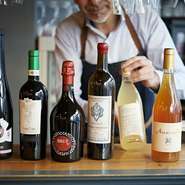 ソムリエ歴20年のソムリエコーチャン。お料理やお好みに合わせてワインを選びます。中でも、香りがしっかりしていて力強くその土地や品種、作り手の思いを感じるストレートな骨太ワインを中心に取り揃えております。