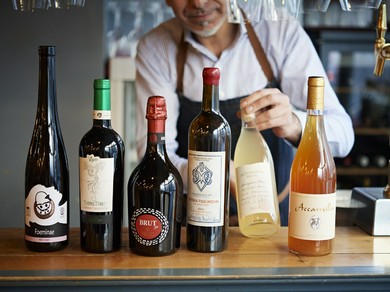 お好みの美酒で乾杯。力強い「骨太ワイン」を中心に取り揃え