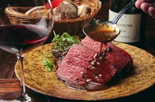 特選牛肉のロースト含むプレミアムコースに2時間のフリードリンクがついたプラン。大皿形式でご提供です。