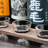 岡山「極聖」や宮崎「鰐塚」など、常時11種ほどの厳選日本酒が用意されています。お好みで3種を少しずつ試せる「利き酒」のメニューもあり、飲んだことのないお酒でも試しやすいと大人気。
