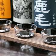 岡山「極聖」や宮崎「鰐塚」など、常時11種ほどの厳選日本酒が用意されています。お好みで3種を少しずつ試せる「利き酒」のメニューもあり、飲んだことのないお酒でも試しやすいと大人気。
