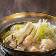 岡山の森林鶏を使った「旨塩鍋」は、鶏ガラと野菜からだしを引いた味わい深い「旨塩」スープが味の決め手。鶏肉のしっかりとした歯ごたえとジューシーさがじんわりと体に染み渡ります。