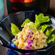 塩昆布の塩みと鰹節の旨みが合いまった和の味わいのポテトサラダ。茎ワサビも入っているので、コリッとした食感と共に、ほんのりツンと抜けるワサビの香りが抜群の相性です。