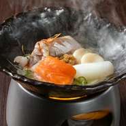 帆立などの新鮮な魚介類にバターを合わせ、高温に熱した陶器で焼き上げます。目の前でふつふつと焼ける海鮮と、バターの芳ばしい香りがたまらない逸品。
