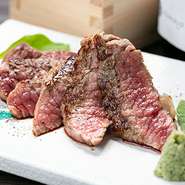 産地より直送される上質な宮崎牛をステーキで。モモ肉などの脂身の少ない部位を選び、その日の肉質に合わせてジューシーなミディアムレアに焼き上げます。
