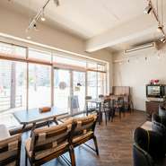 【Cafe REPOS】のPEPOSはフランス語で“休憩”などの意味があります。店内には心安らぐ空間が広がり、しばし日常を忘れられそう。おいしいスイーツやカフェメニューがそろい、癒やしの時間を提供してくれます。