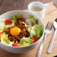 バラエティ豊かなスイーツのほか、フレッシュ野菜といただく『キーマカレー』などのご飯ものもラインナップ。お子様用は辛さ控えめのカレーにバターを加えてよりマイルドに。親子一緒に楽しいランチができそうです。