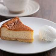 クリームチーズに卵や生クリームを加えて作る本格的なベイクドチーズケーキです。サクッとしたクッキー生地と濃厚なチーズのコントラストが楽しく、大満足のおいしさ。コーヒー・紅茶との相性も抜群です。