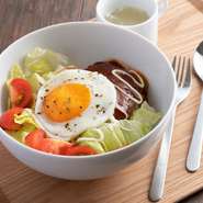 愛情たっぷり手づくりハンバーグに目玉焼きを合わせた食べごたえ抜群の一品です。フレッシュ野菜もしっかり食べられるので、栄養バランスもgood。温かなスープに癒やされ、心も体も元気になれそうです。