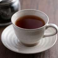 お店で提供する『和紅茶』と『ほうじ茶』は、八女茶発祥の地・笠原にある「徳柴農園」から取り寄せたもの。土づくりにこだわり、完全無農薬・無化学肥料で育てられる茶葉は、購入も可能です。