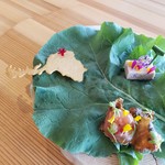 2皿目のアミューズは、見た目にも楽しい3種盛り。福井県の形をした福井県チュイルをはじめ、季節に応じたお魚やお野菜を取り入れた小さくてかわいい料理が楽しませてくれます。