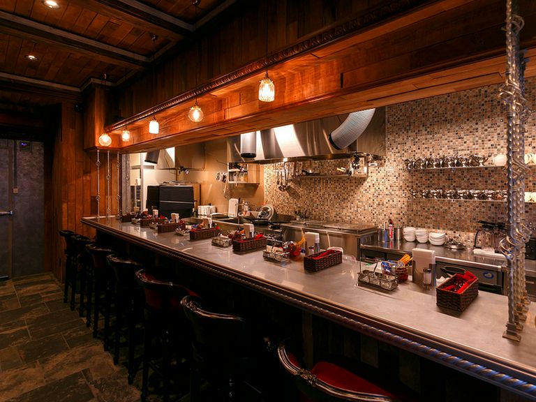 1人でもカウンターでしっとりと、本格欧風カレーに向き合える