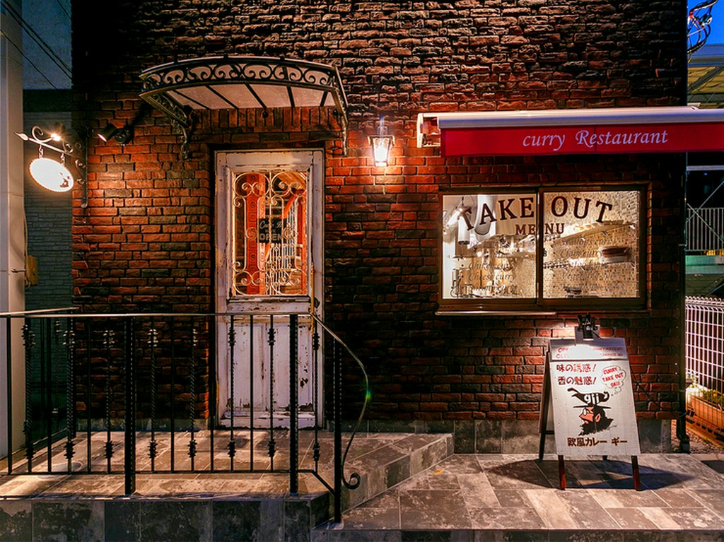 秘密にしたい程おいしい！路地に佇むレンガの欧風カレー専門店