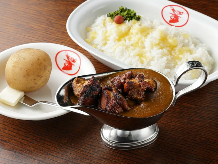 芳醇な香りがクセになる!インパクト大な店名物『チキンカレー』