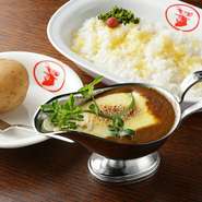 オランダのゴーダチーズがたっぷり入った、チーズ好きにはたまらない一品。表面と中間の2層になったチーズが、奥深いコクとまろやかさを奏でます。カレーソースの存在感を引き立てる、重厚な味をお試しあれ。