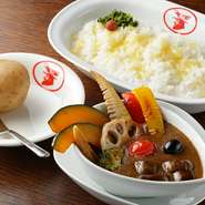 目にも鮮やかな季節の野菜が10種類も入った、ボリューミーなカレー。野菜それぞれの旨みがカレーソースと絡み合い、食感の違いを楽しめます。満足感がありつつも罪悪感がないため、女性に人気の一品です。