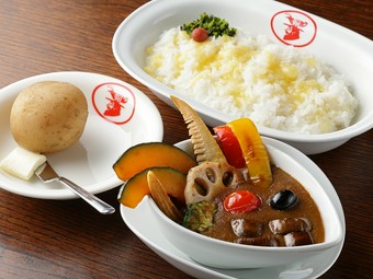 目でも舌でも2度おいしい！食感も楽しい『季節の野菜カレー』