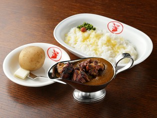 芳醇な香りがクセになる！インパクト大な店名物『チキンカレー』