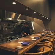 「飾るのも気取るのも苦手」と語る陣内氏だからこそ、気軽にやりとりができるカウンターのよさが際立ちます。「ただいま」と、まるで実家や友人宅を訪れたときの感覚で通いたくなる、寛ぎの空間が魅力です。
