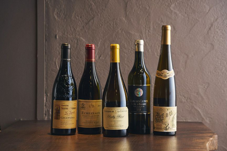 シェフみずから選んだワインや日本酒で、充実のペアリングを提供