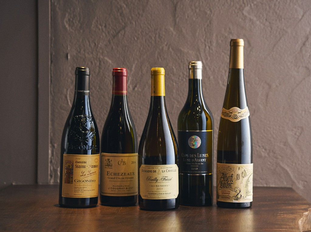 シェフみずから選んだワインや日本酒で、充実のペアリングを提供