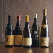 シェフが好きなフランスワインが95％、中でも半数以上がブルゴーニュ。和の要素を活かしたフレンチだけに、『新政』や『伯楽星』など、少しワインに寄せた造りの日本酒も織り交ぜたミックスペアリングが楽しめます。