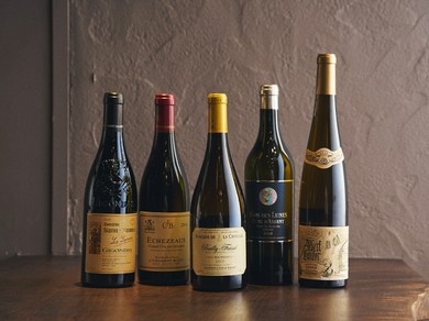 シェフみずから選んだワインや日本酒で、充実のペアリングを提供