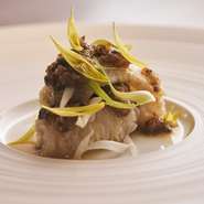 朝に活締め処理したばかりの穴子は骨切りして直火で半生に火を入れ。プリッとした食感を活かし、山菜のうるいを合わせます。和を感じる仕立てにドライトマトや炒め玉ねぎでつくったソースで味のボリュームを上げる。