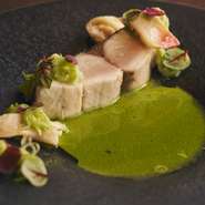 糸島産サワラの素材感が出るように、九条ネギでとったソースはすっきりとした味わいに仕上げます。身は炭焼きしてからサラマンダーで皮目をパリッと焼き上げ、テクスチャーと香りの複雑味のレイヤーを加えます。