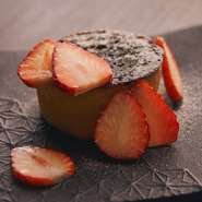 シェフ曰く、ミルクレープとクレームブリュレの「おいしいとこどり」。大納言の甘煮やいちごを挟んだミルクレープを巻き上げてカット。表面をキャラメリゼさせ、カリカリ&とろ～り食感が楽しめます。