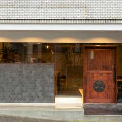 アンティーク扉がひときわ目を惹く、シンプルシックな店舗空間