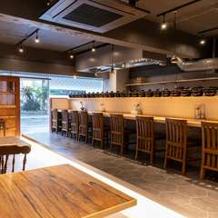 土鍋が並ぶカウンターのある店内は、開放感いっぱいでくつろげる