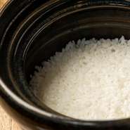 契約農家から直接仕入れるお米は、あえて銘柄を固定せず、その時期に一番おいしいものをセレクトして使用。オーダーを受けてから炊きはじめ、炊きたてをテーブルで混ぜてから提供しています。
