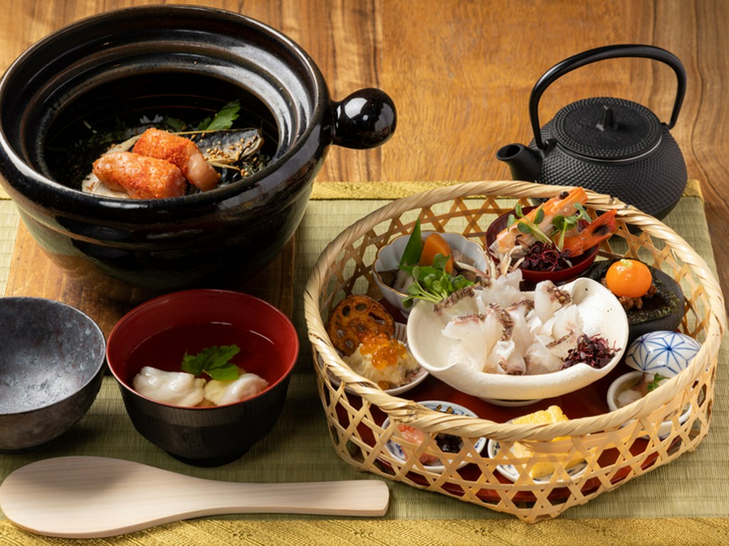 見た目も華やかな御膳がイチオシ『鯛茶漬け花籠御膳』