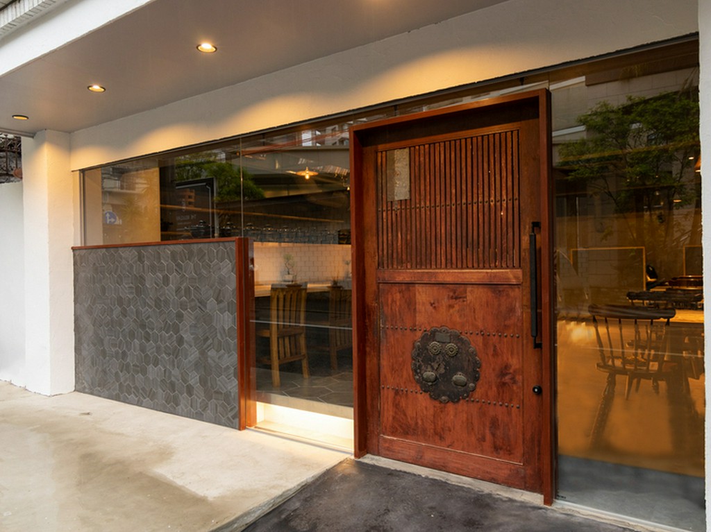 アンティークの建具などを採用した、シンプルシックな店舗設計