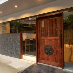 アンティークの建具などを採用した、シンプルシックな店舗設計