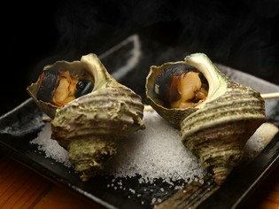 活サザエの壺焼き。シンプルかつ王道『さざえつぼ焼き』
