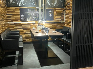 気兼ねなく食事を楽しめる、オシャレな半個室空間