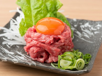 口の中いっぱいに肉の旨みが広がる。鮮度抜群、至福の逸品『和牛炙りユッケ』