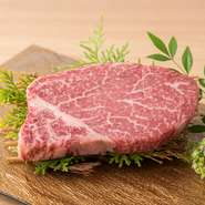 牛フィレの中央部分からほんの数百グラムしか取れず、もっとも肉質が柔らかく肉本来の味を楽しめる逸品。厚切り肉を、焼きやすく食べやすいサイズにカットして提供されるので、好みの焼き加減で堪能できます。