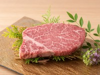 牛フィレの中央部分からほんの数百グラムしか取れず、もっとも肉質が柔らかく肉本来の味を楽しめる逸品。厚切り肉を、焼きやすく食べやすいサイズにカットして提供されるので、好みの焼き加減で堪能できます。