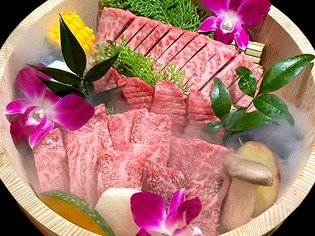 煙の中から現れる贅沢な上質和牛の盛り合わせ『肉玉手箱2人前』