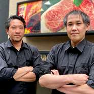 店を運営しているのは、マネージャー加藤隆行氏と店主の岡本浩二氏。2人とも元プロ野球選手です。親交のある著名人らも来店する、神戸牛をはじめとした厳選牛の焼肉店です。