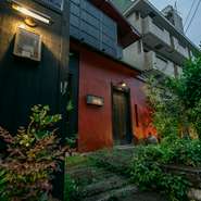 地下鉄の駅を出て歩くことしばし。しっとりと落ち着きのある和の外観が印象的な【牡蠣と肉　あざぶいろは】。2つのフロアからなる店内には上質な空間が広がり、接待や会食にぴったりです。
