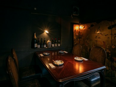 都会の喧騒から離れ、洗練された空間で2人の時間を満喫