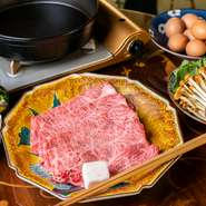 米沢牛を存分に味わえる一品は、表面を焼き付けた後にザラメや醤油で味付けをする関西風。凝縮した肉の旨みが口いっぱいに広がり、炊きたてご飯と相性抜群。目の前で繰り広げられるパフォーマンスもごちそうです。