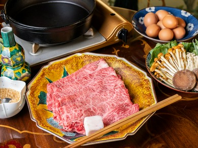 贅沢な肉の旨みを堪能できる関西風の『すきやき』