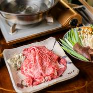 きめ細やかなサシが入った霜降り肉に心躍る一品です。色が変わる程度に絶妙に火を入れた米沢牛は驚くほどやわらかく、口の中でとろけるよう。自家製のぽん酢やごまだれが旨みをいっそう引き立てます。